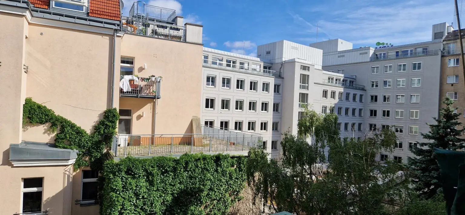 Ausblick in den ruhigen Innenhof