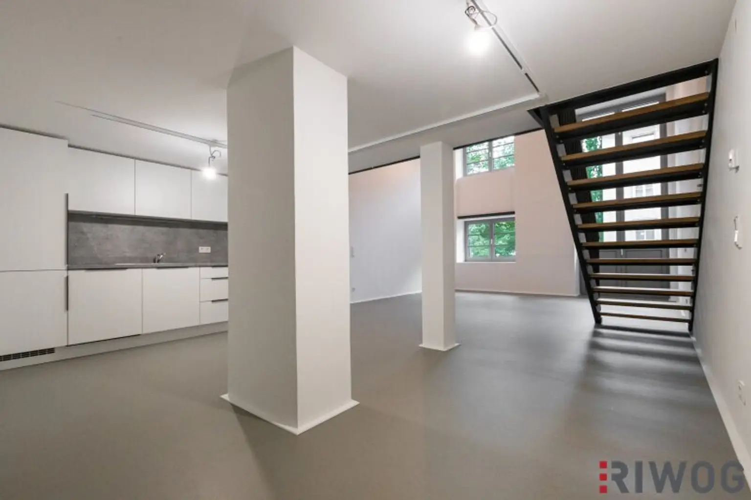 ERSTBEZUG nach Sanierung | Komplett hofseitiges Loft mit Balkon | Raumhöhe bis zu ca. 4,95 m | Büro/Praxis Nutzung und Kurzzeitvermietung möglich