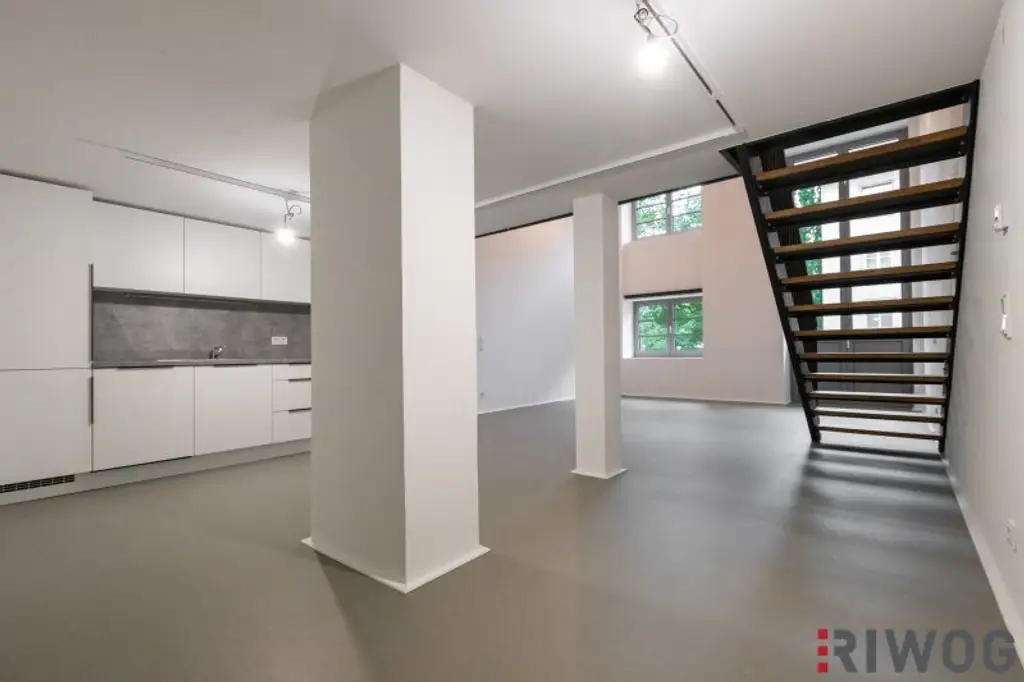 ERSTBEZUG nach Sanierung | Komplett hofseitiges Loft mit Balkon | Raumhöhe bis zu ca. 4,95 m | Büro/Praxis Nutzung und Kurzzeitvermietung möglich