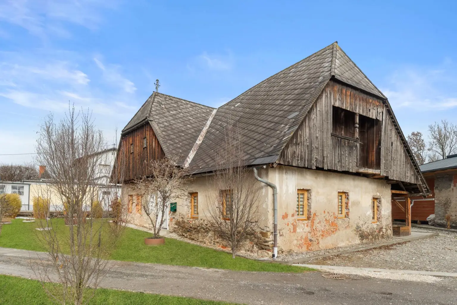 Außenansicht Süd-West mit Parkmöglichkeit