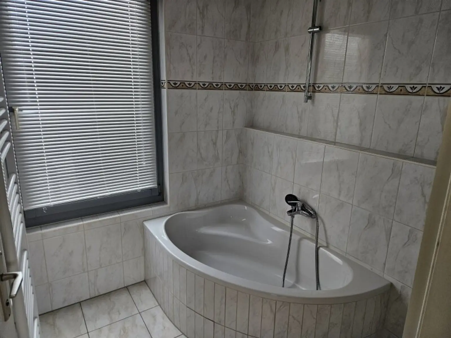 *** TOLLES REIHENHAUS *** ZENTRALE RUHELAGE *** VERMIETET BIS 2029 ***