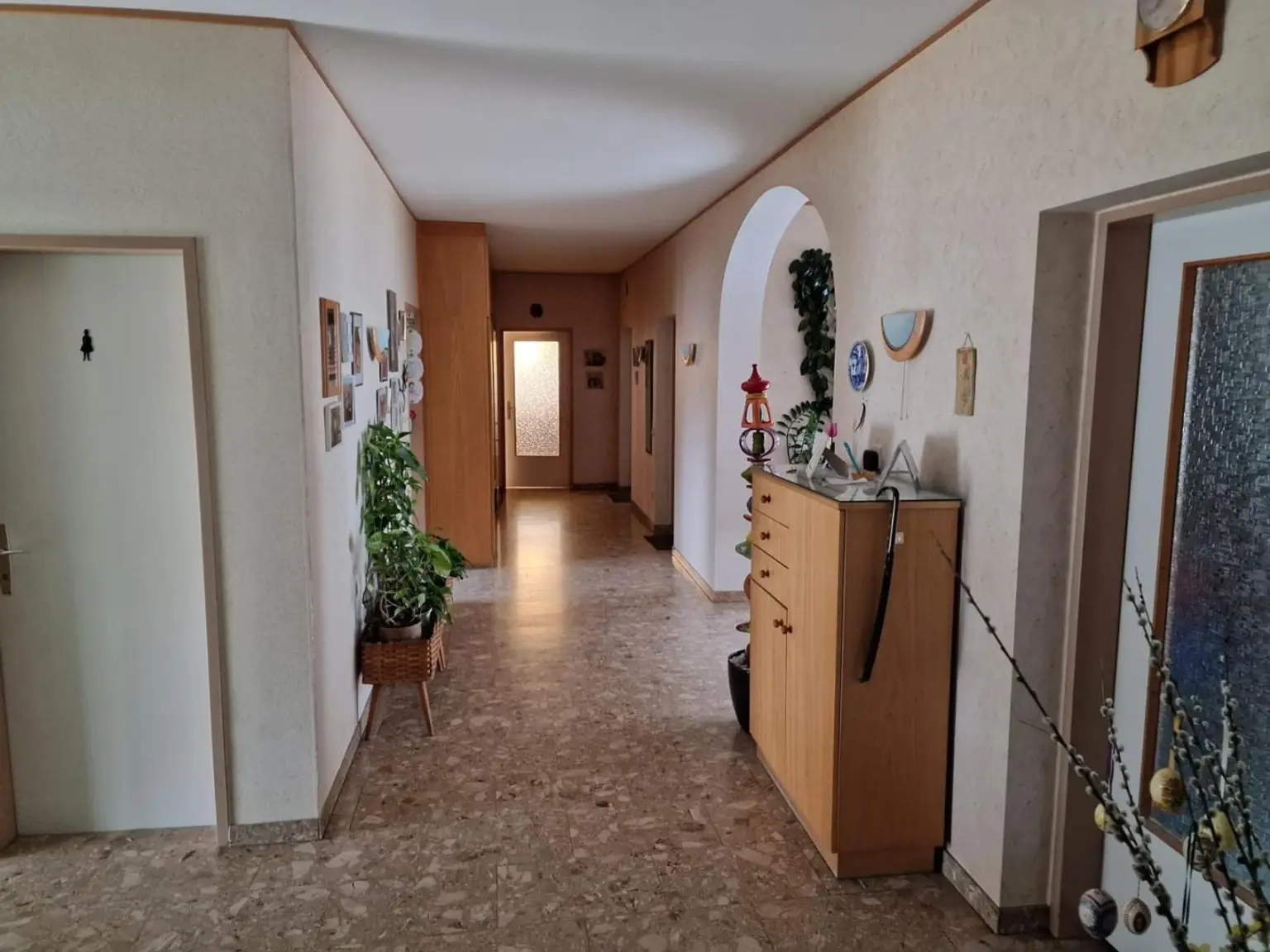 "Wohnhaus und Hallen"