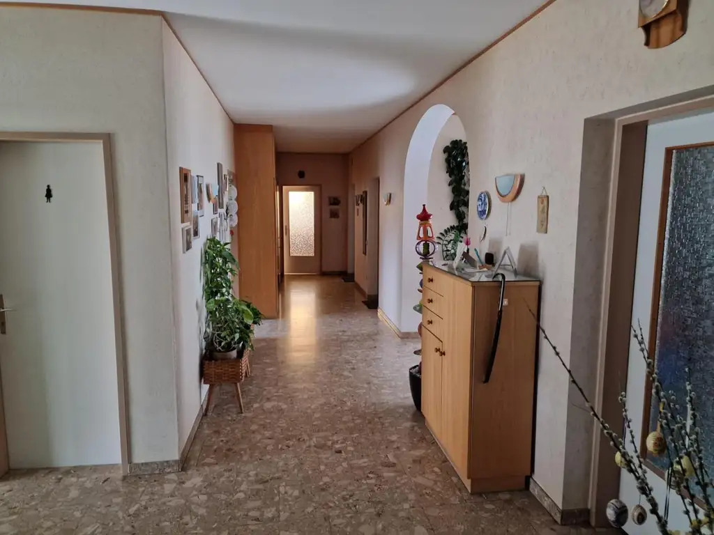 "Wohnhaus und Hallen"