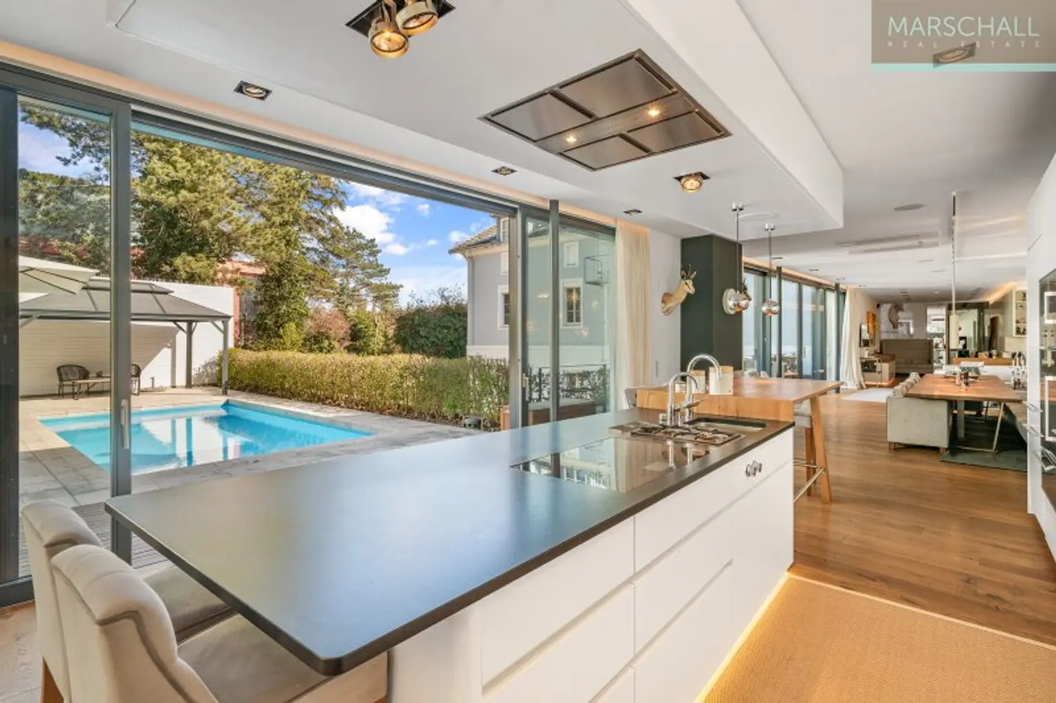 Blick von der Küche auf Pool und Speisesalon