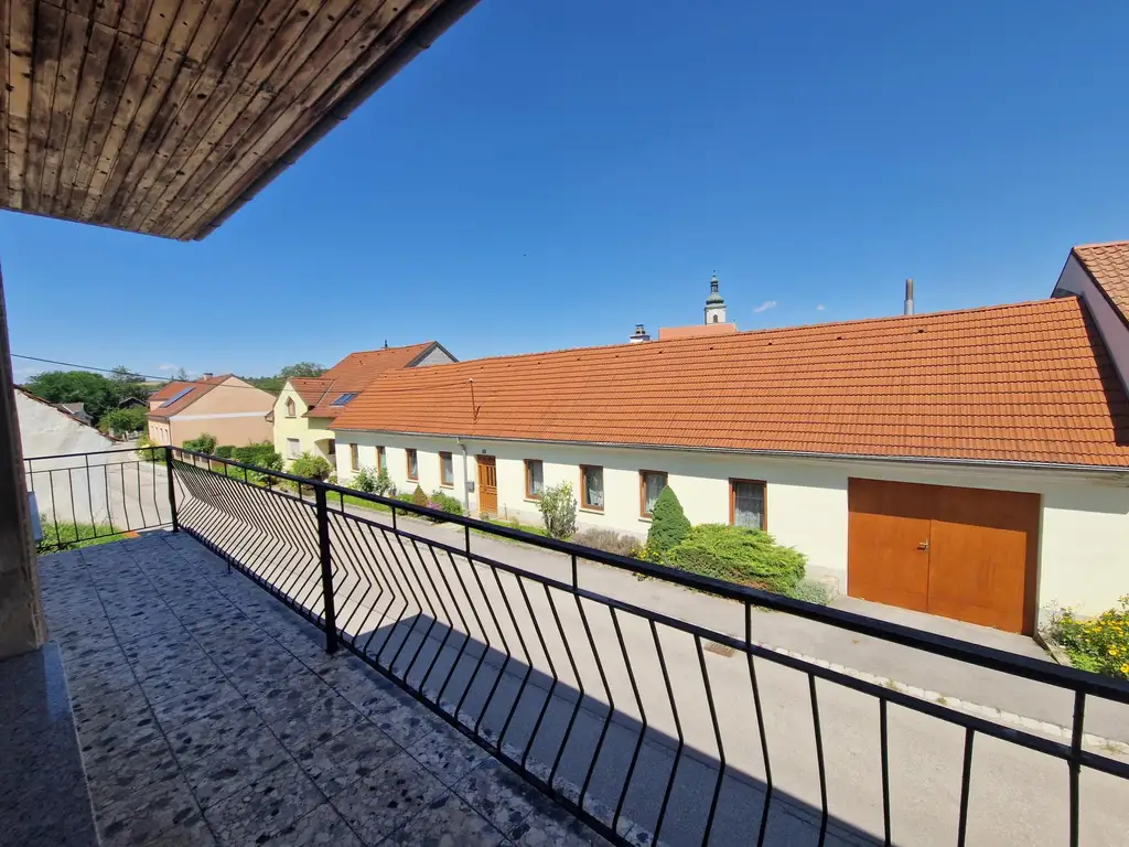 LIEBEVOLLES LANDHAUS MIT GARTEN UND GARAGE ZUR MIETE