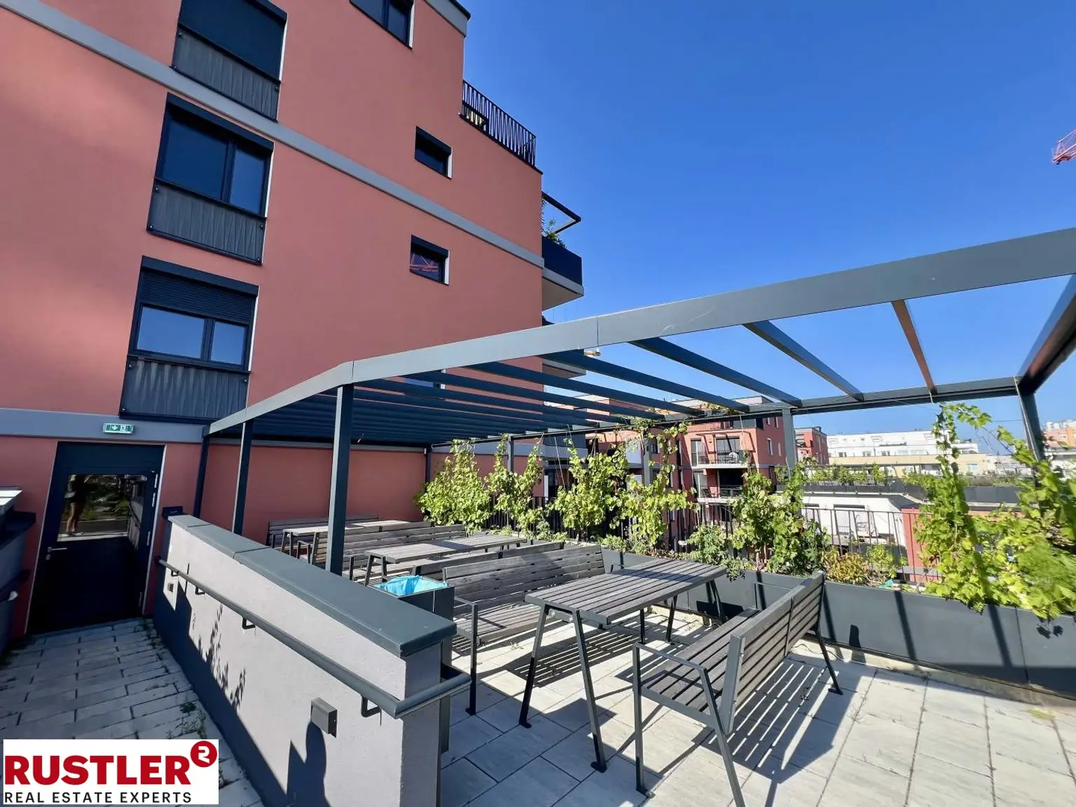 **ATTEMSGARTEN - HOCHWERTIGE 4 Zi WOHNUNG INKL. KÜCHE - 2 TERRASSEN - 2 BÄDER UND FITNESS**