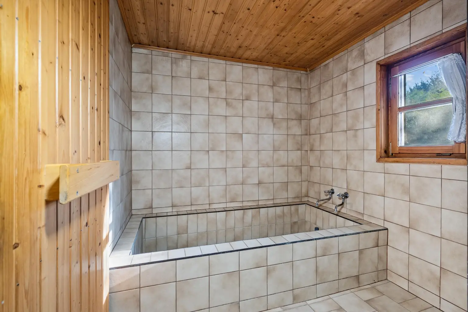 "Lage, Lage, La(n)genzersdorf! - Haus mit Pool auf Eigengrund"