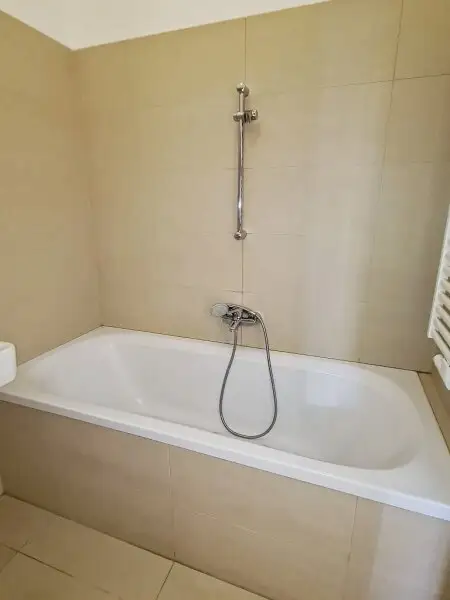 ROCHUSMARKT-NÄHE, sonnige 103 m2 Altbau, 3 Zimmer, WG-geeignet, Küche, Wannenbad, Parketten, Geusaugasse