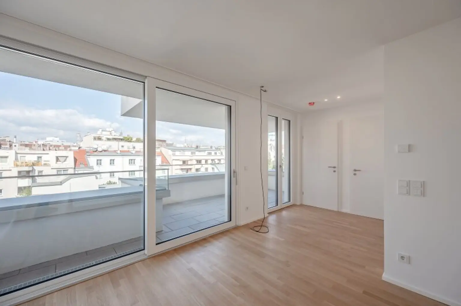 ++MOLLARD 50++ Stylish 3-room Apartment in Prime City Location (1/25)