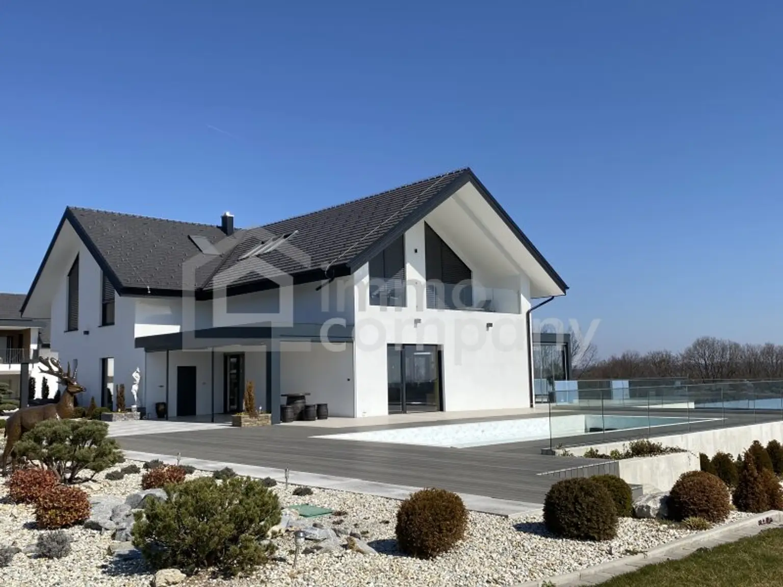 Haupthaus mit Aussenpool