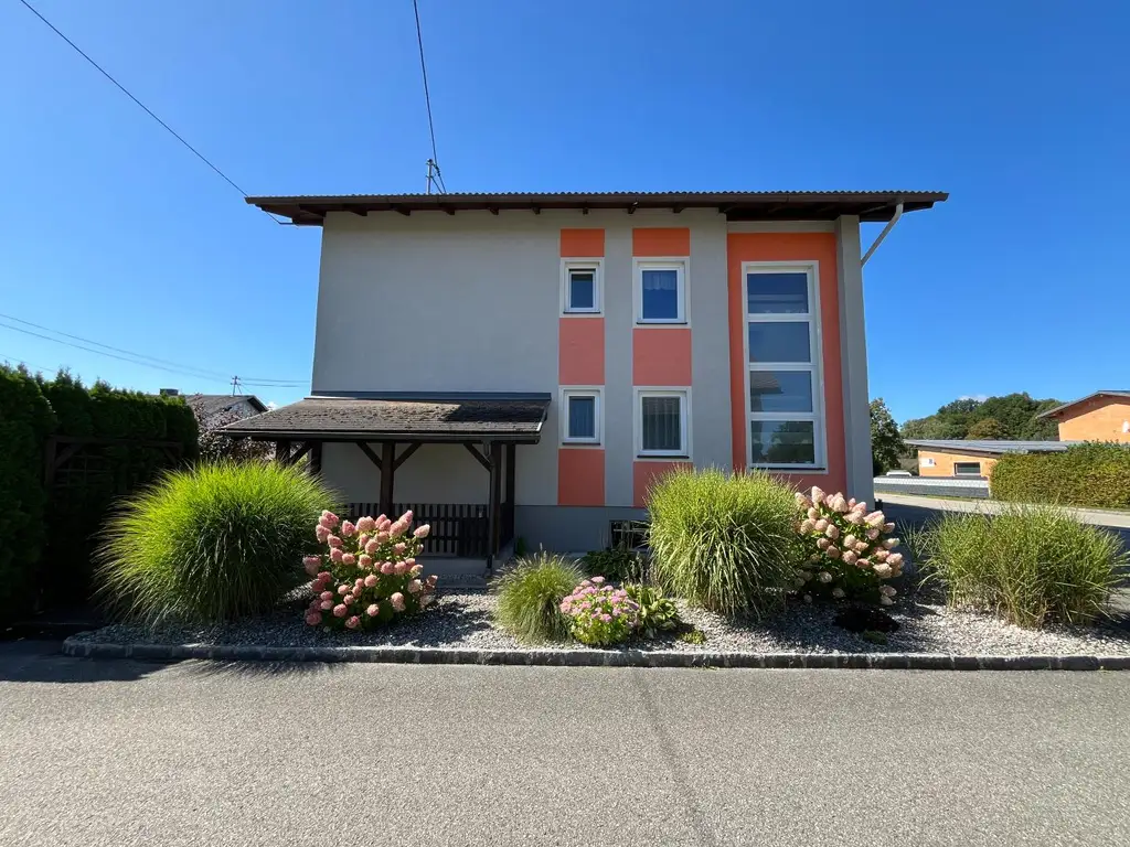 COMING SOON! Großzügiges leistbares Wohnhaus  mit 3 Wohnungen, Traumgarten, Gartenhütte, Doppelgarage und vielen Parkplätzen Tuffeltsham in Redlham