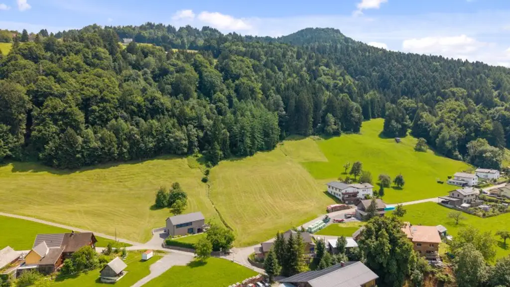 Traumhaftes Baugrundstück in Zwischenwasser mit atemberaubendem Bergblick!