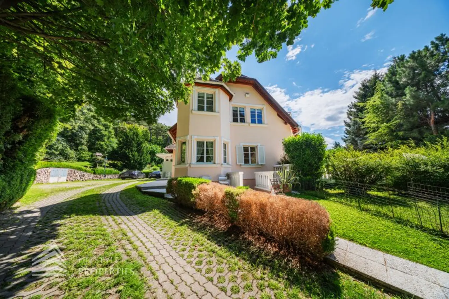 Beeindruckende Villa mit gepflegten Garten und Pool