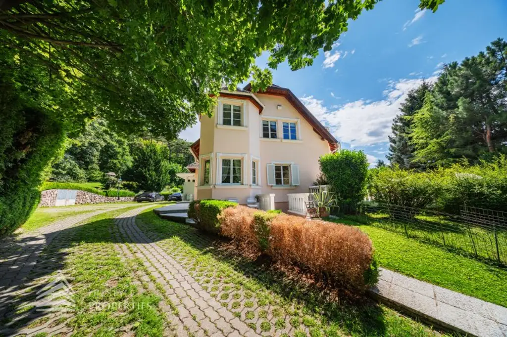 Beeindruckende Villa mit gepflegten Garten und Pool