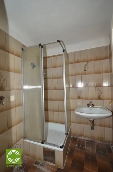 CHRISTOPH CHROMECEK IMMOBILIEN - 1090 WIEN - Renovierungsbedürftige Dachgeschoßwohnung mit Terrasse!