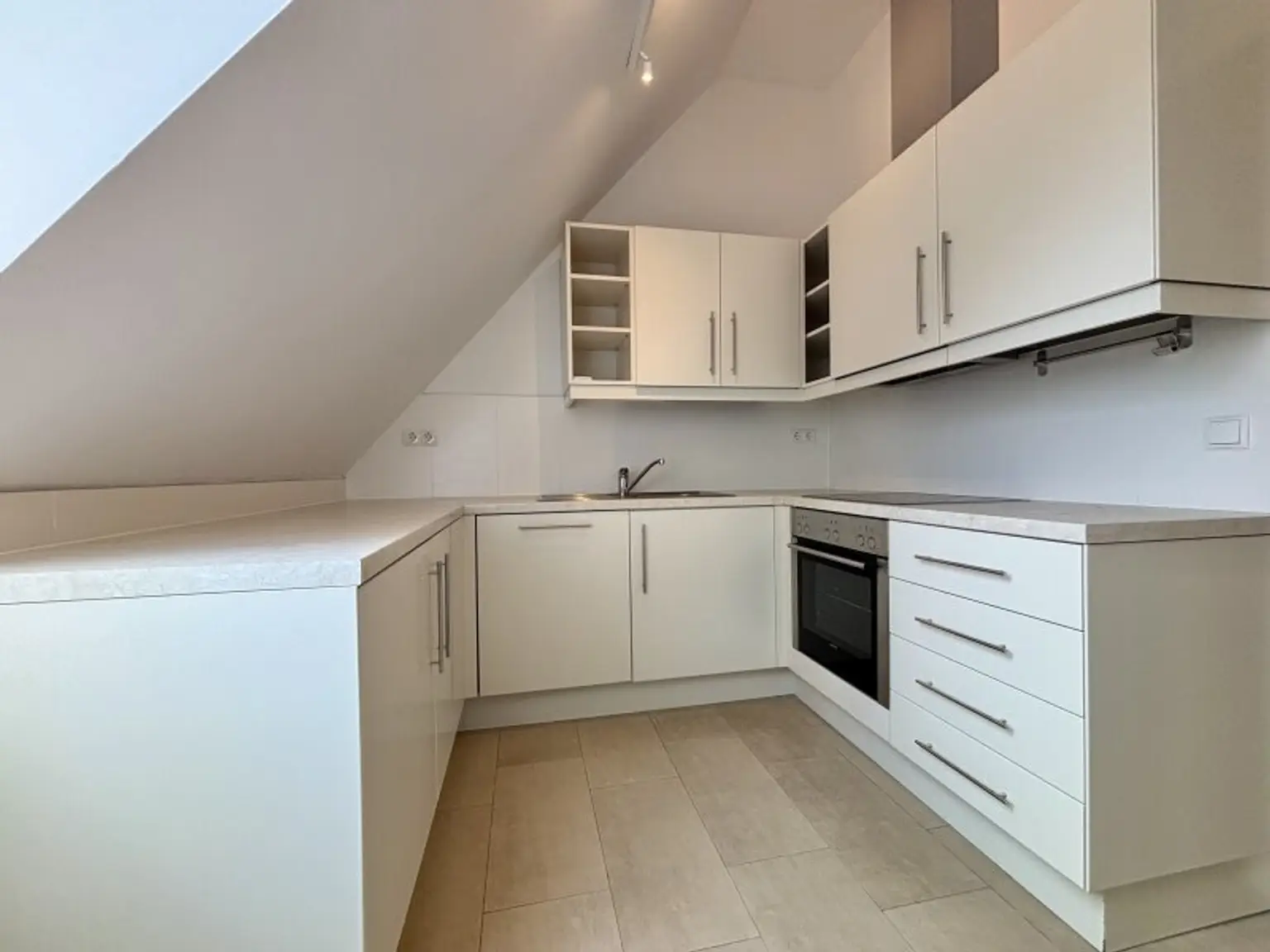 Dachgeschoss-Turm-Wohnung mit 5 Meter Raumhöhe | ca. 2.000 m² Garten zur allgemeinen Nutzung I freie Mietzinsbildung I