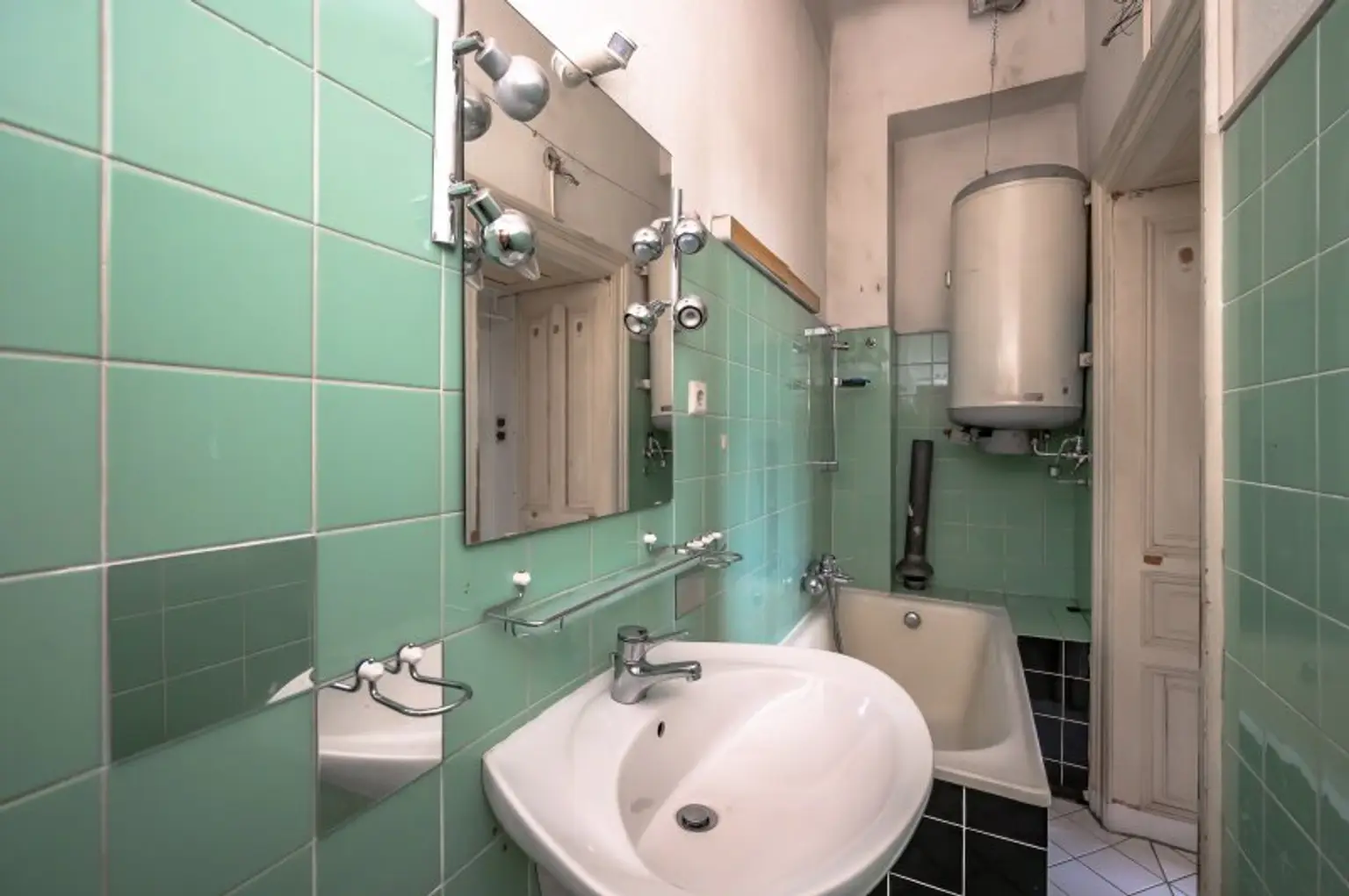 ++RG71++ Altbaujuwel zum Sanieren – 2,5-Zimmer Wohnung mit guter Raumaufteilung