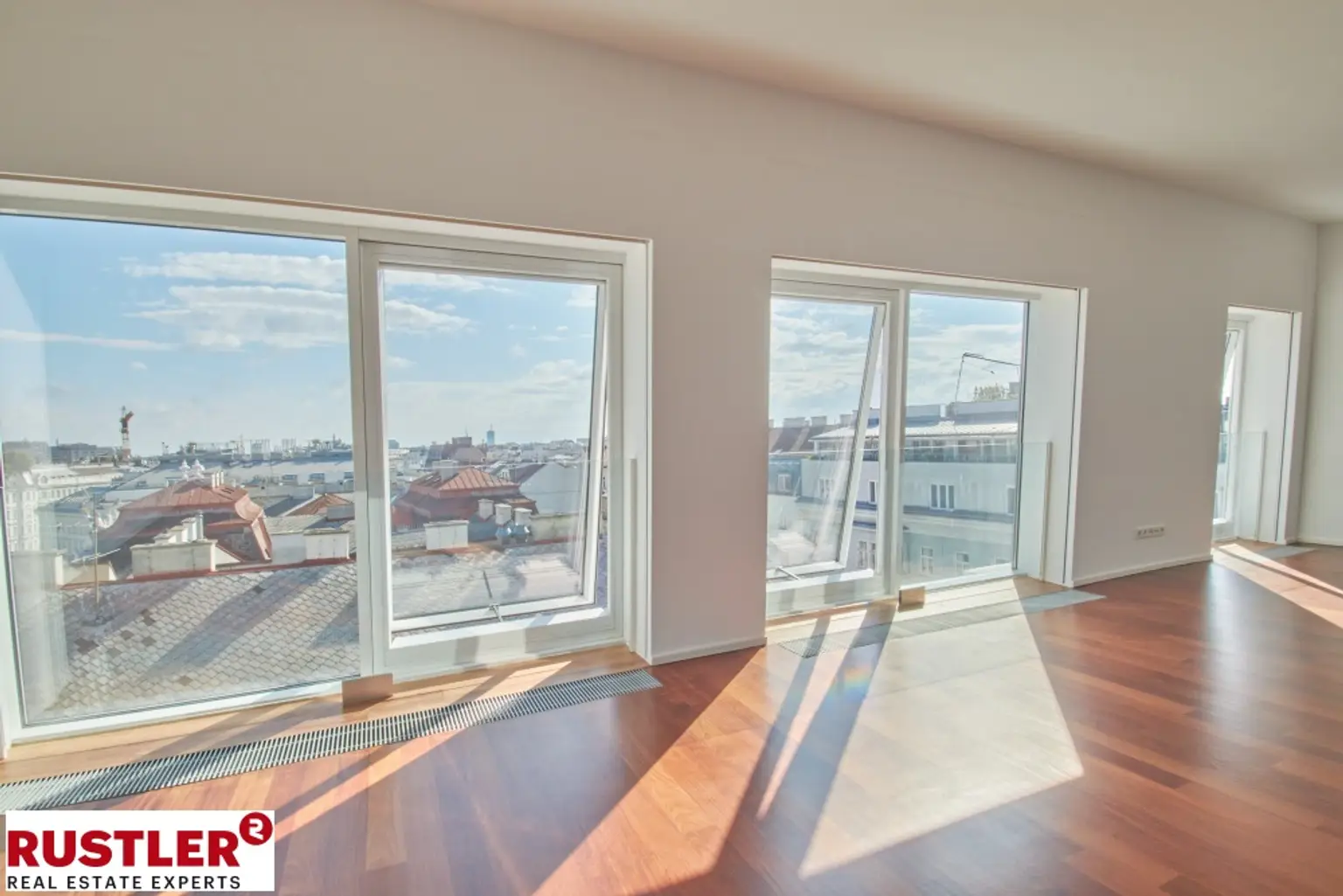 TRAUMHAFTE DG-WOHNUNG MIT BLICK AUF DIE KARLSKIRCHE!