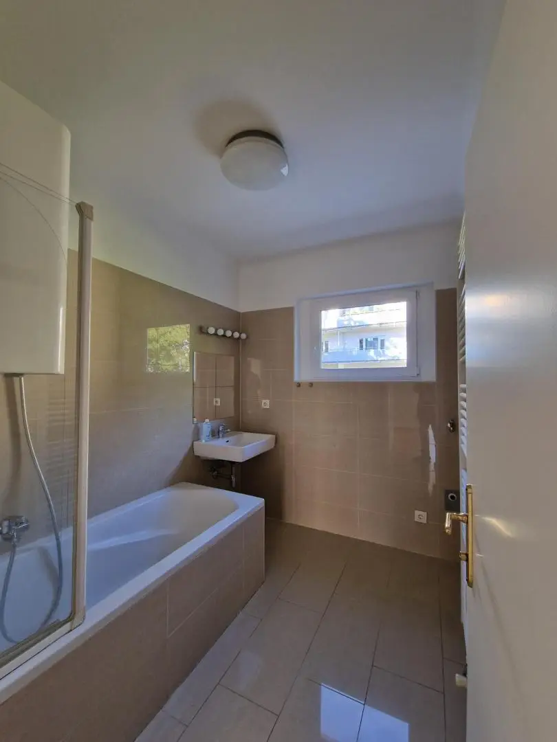 "Helle renovierte 4-Zimmerwohnung mit Balkon nahe dem Türkenschanzpark - WG-tauglich"