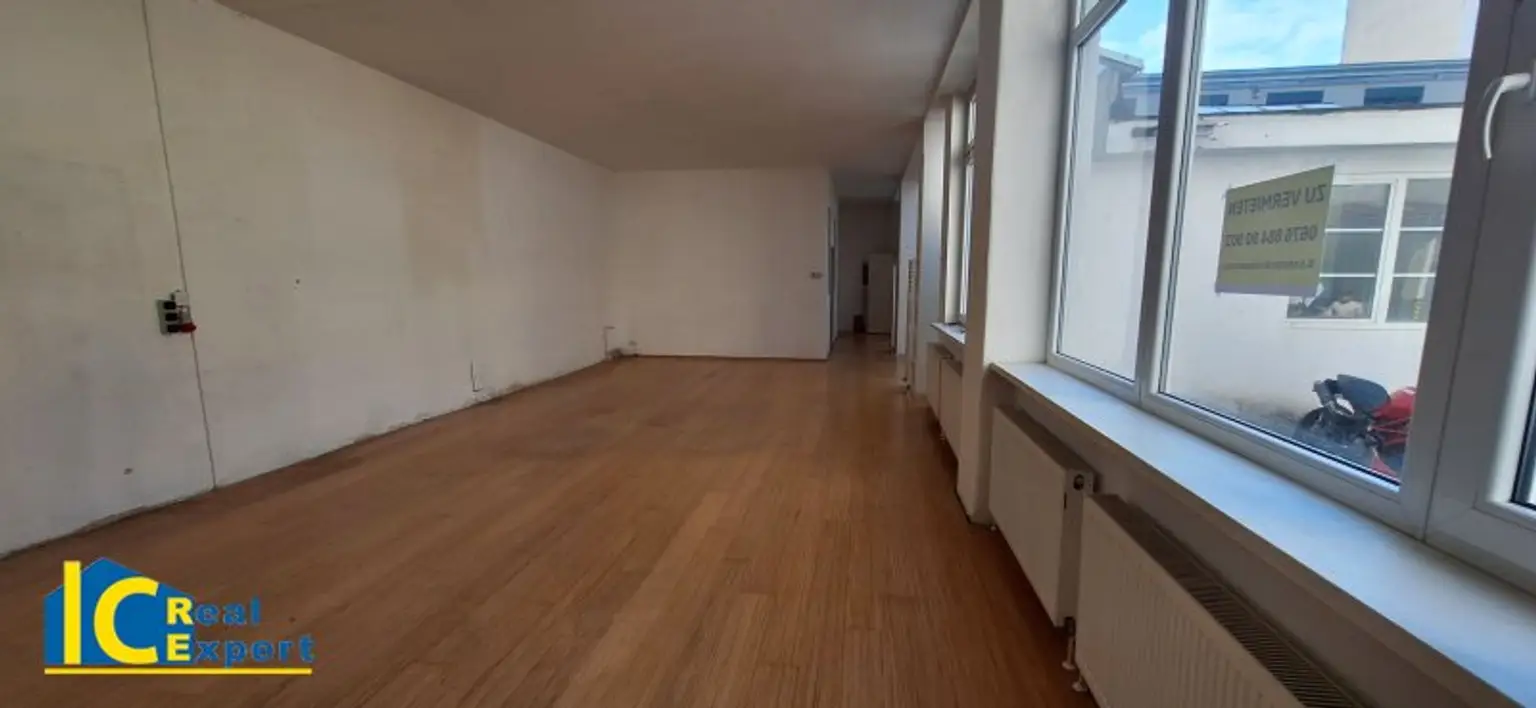 Großzügiger, langgestreckter Raum