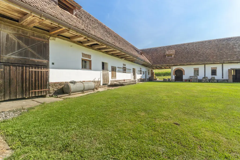 Weststeiermark - Historisches Juwel - Dreikanthof aus dem 18. Jahrhundert mit Potential | Western Styria – Historical jewel – 18th-century three-sided farmstead with potential