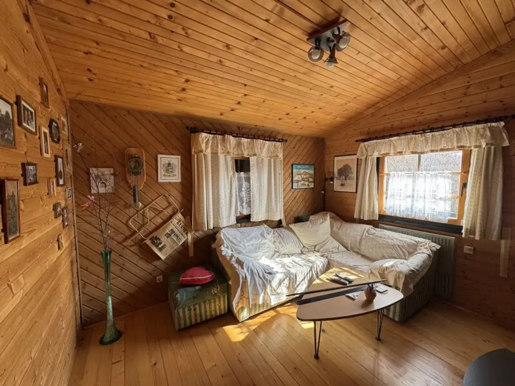 Sonniges Blockhaus mit Pool, Balkon & Gartenidylle in Sollenau