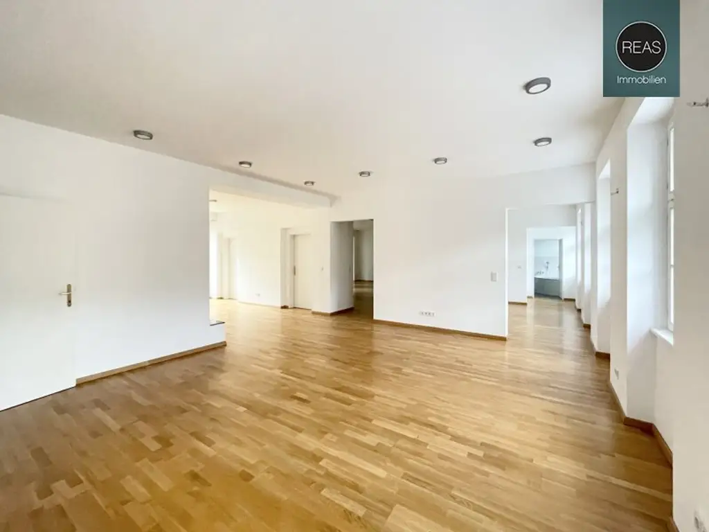 Provisionsfrei: Wunderschönes Apartment mit ruhiger Balkon-Terrasse bei der Orangerie Schönbrunn!