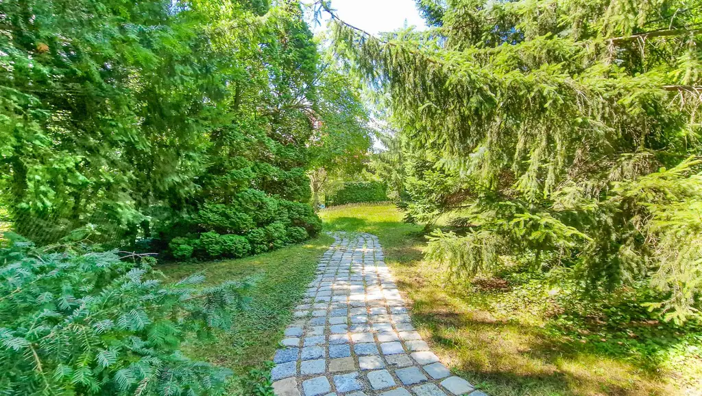Grüne Oase in Prestige-Lage, Stilvilla mit ca. 1.600 m² Grund, Gästehaus, 2 Garagen und großem Pool