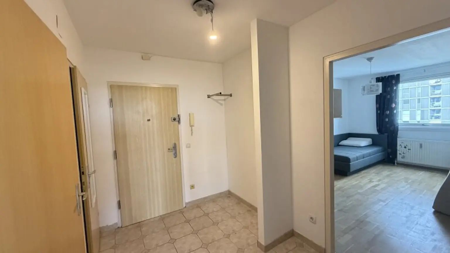 Teilmöblierte 3 Zimmer mit Klima und verglaster Loggia ***** spektakulärer Weitblick + optionaler Garagenstellplatz *****