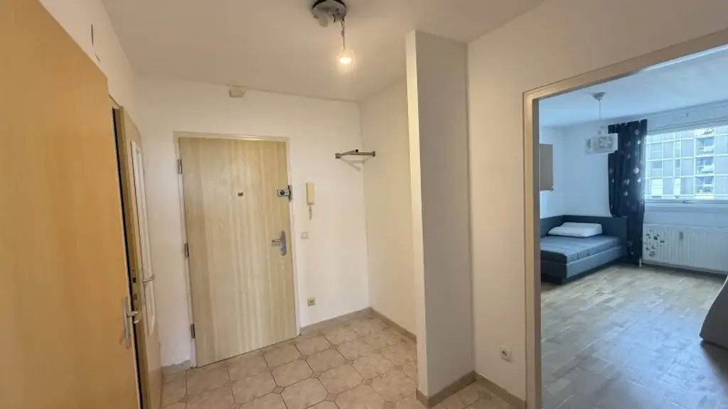 Teilmöblierte 3 Zimmer mit Klima und verglaster Loggia ***** spektakulärer Weitblick + optionaler Garagenstellplatz *****
