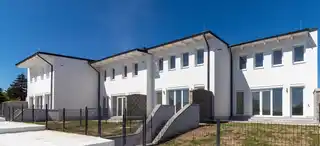 Blick vom Carportdach zum Garten und Haus