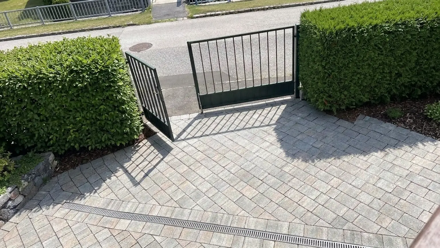 Einfahrt(Steine gereinigt und Hecke gestutzt mit KI)