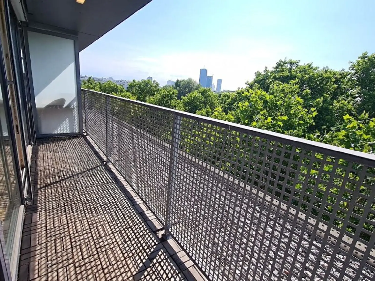 INNSTRASSE, FERNBLICK, unbefristete 97 m2 Dachgeschoß-Maisonette mit Loggia, 2 Zimmer, Komplettküche, Wannenbad, Parketten, gefördert