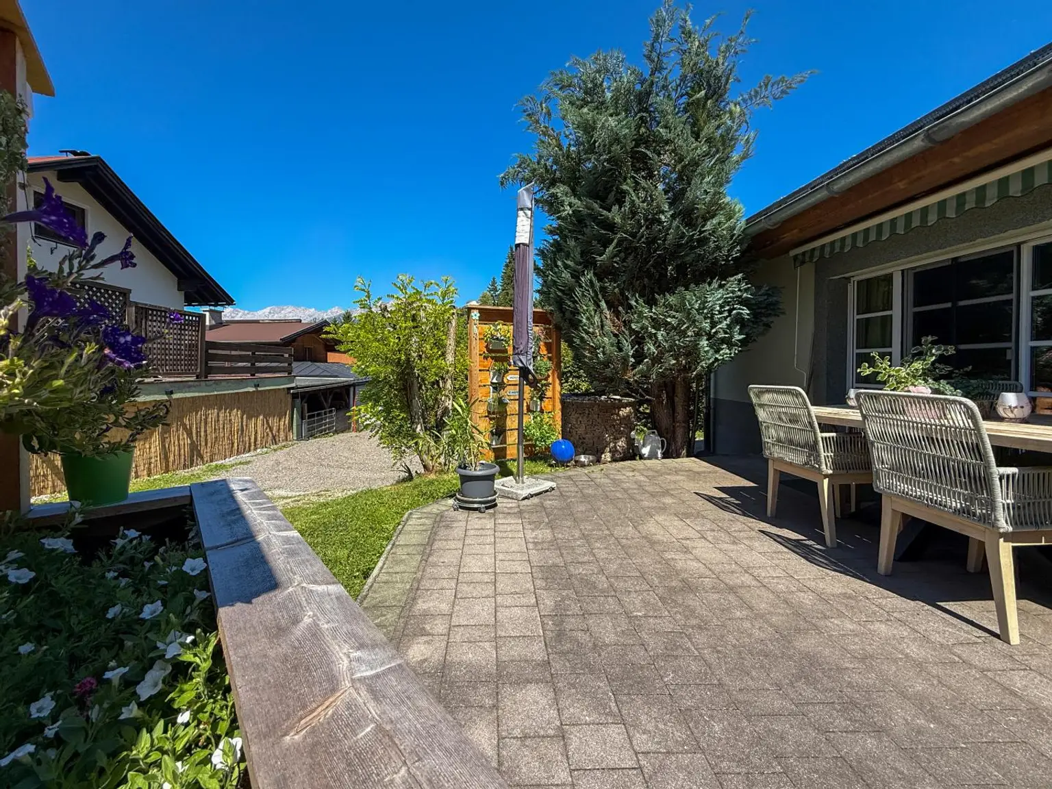 Wohnen in Seefeld – Bungalow mit Gartenidylle und Doppelgarage