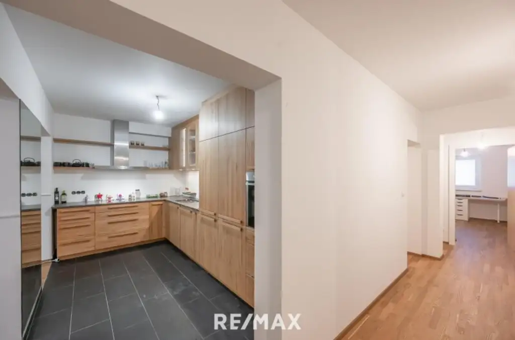 Traumhafte 6 - Zimmer - Wohnung / Büro mit grünem Innenhof in ruhiger sensationeller Lage in Hernals