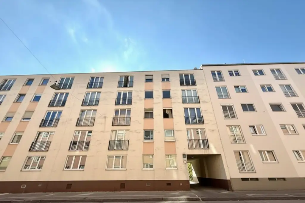 Sehr gut aufgeteilte 2 Zimmer Wohnung mit separater Küche