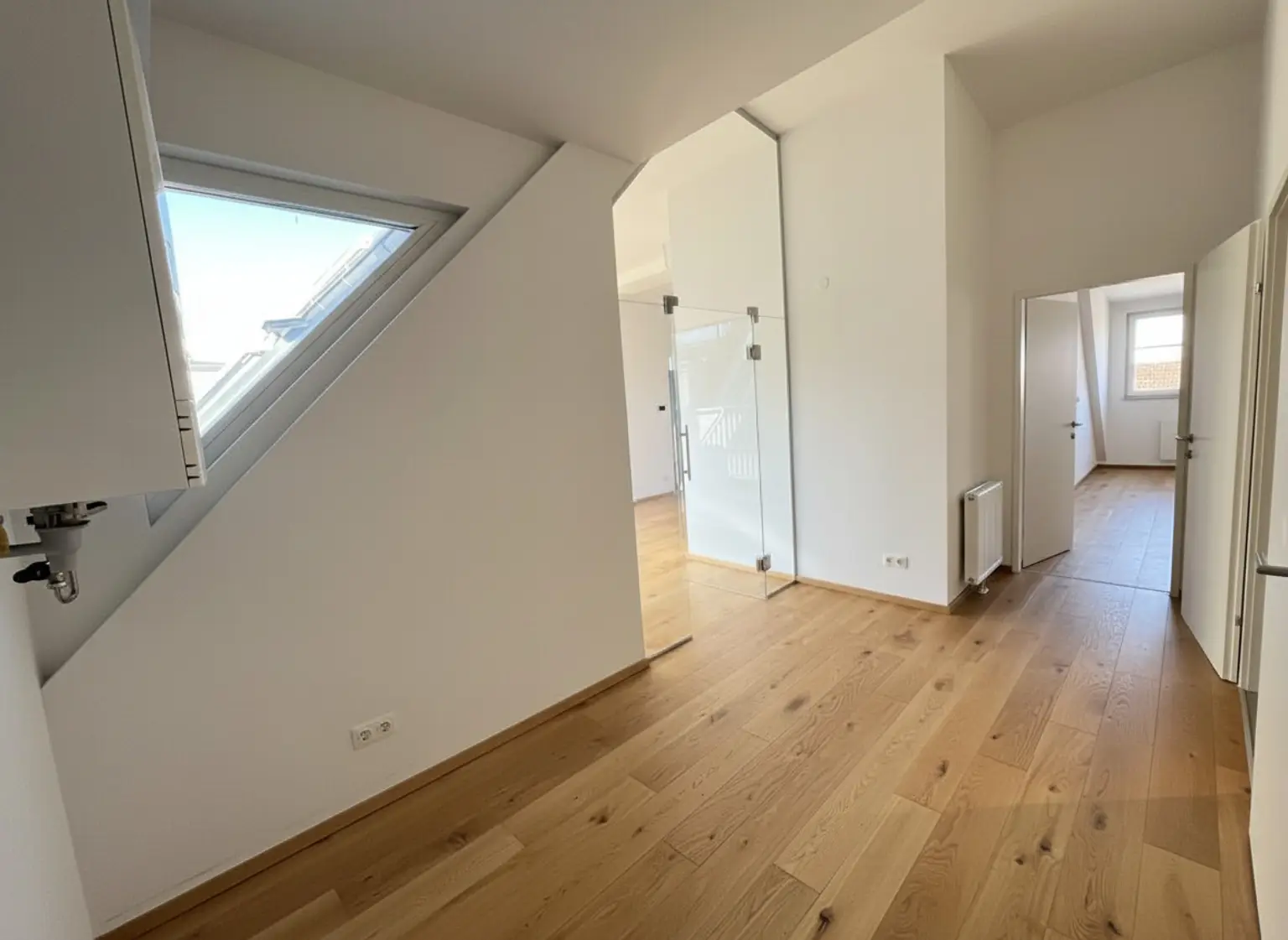 UNBEFRISTET: Attraktive, klimatisierte Dachgeschoss-Wohnung mit Balkonen und Dachterrasse und einmaligem Blick über Dächer Wiens