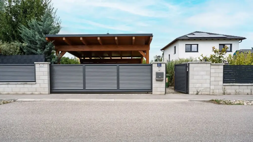 Charmantes Einfamilienhaus mit Nebengebäude und Doppelcarport – Ihr neues Zuhause wartet!