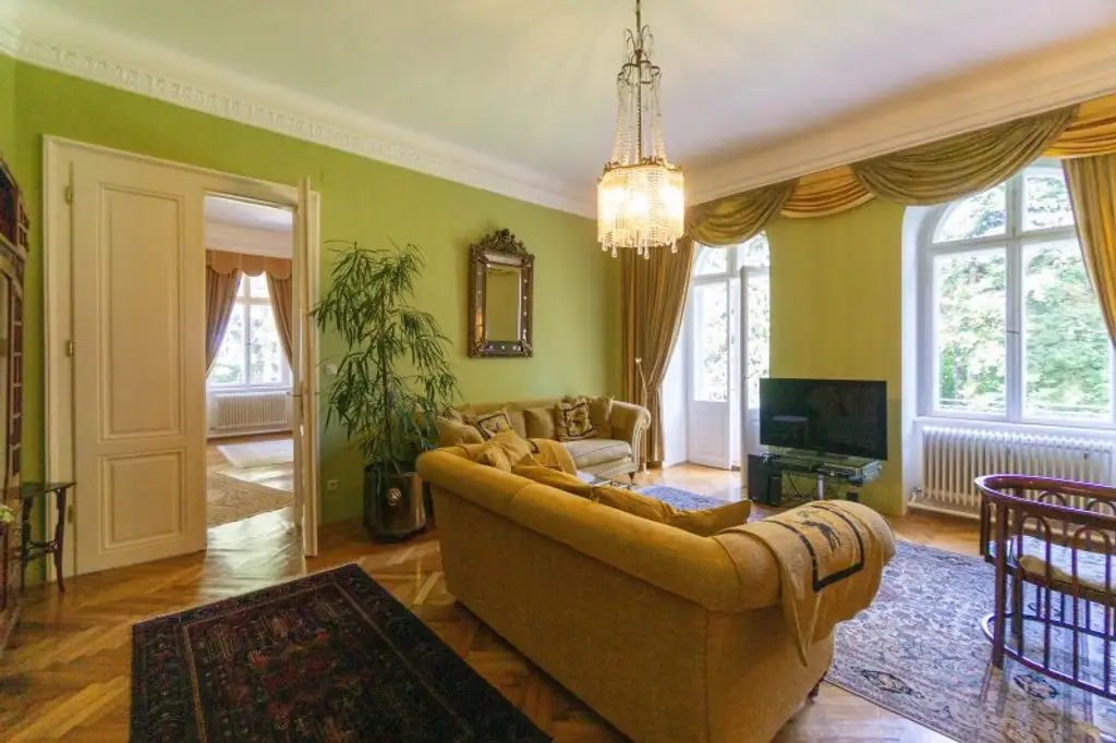 Schlossartige Villa auf über 6.600 m² teilbarem Bauland in einzigartiger Lage Pressbaums