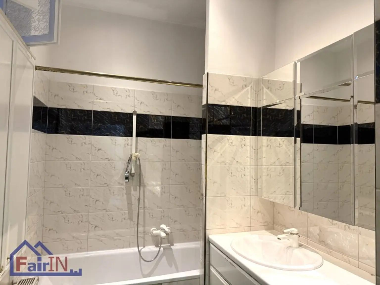 .***AB SOFORT***Altbaucharme trifft Stadtleben – großzügige 4-Zimmer-Wohnung  nahe Rochusmarkt***