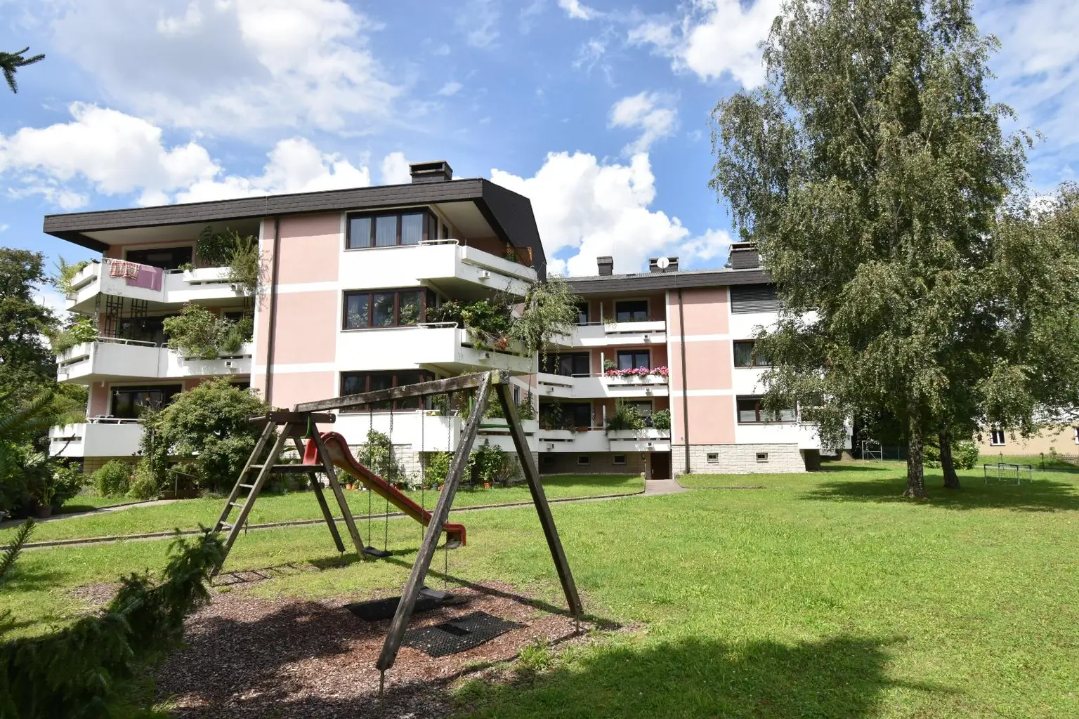 „Zentrumsnahe 3 Zimmer-Wohnung“ Mit Loggia und Carport! In begehrter, ruhiger Lage! Ca. 81 m²