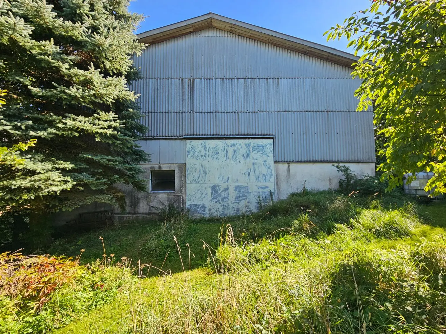 Wohnhaus mit großem Wirtschaftsgebäude auf ca. 1,4 ha Grund