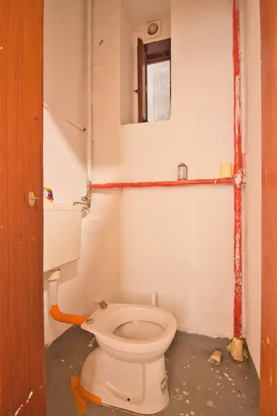 Kurzzeitvermietung möglich | Sanierungsbedürftige 1-Zimmer-Wohnung mit WC angrenzend | Hochparterre