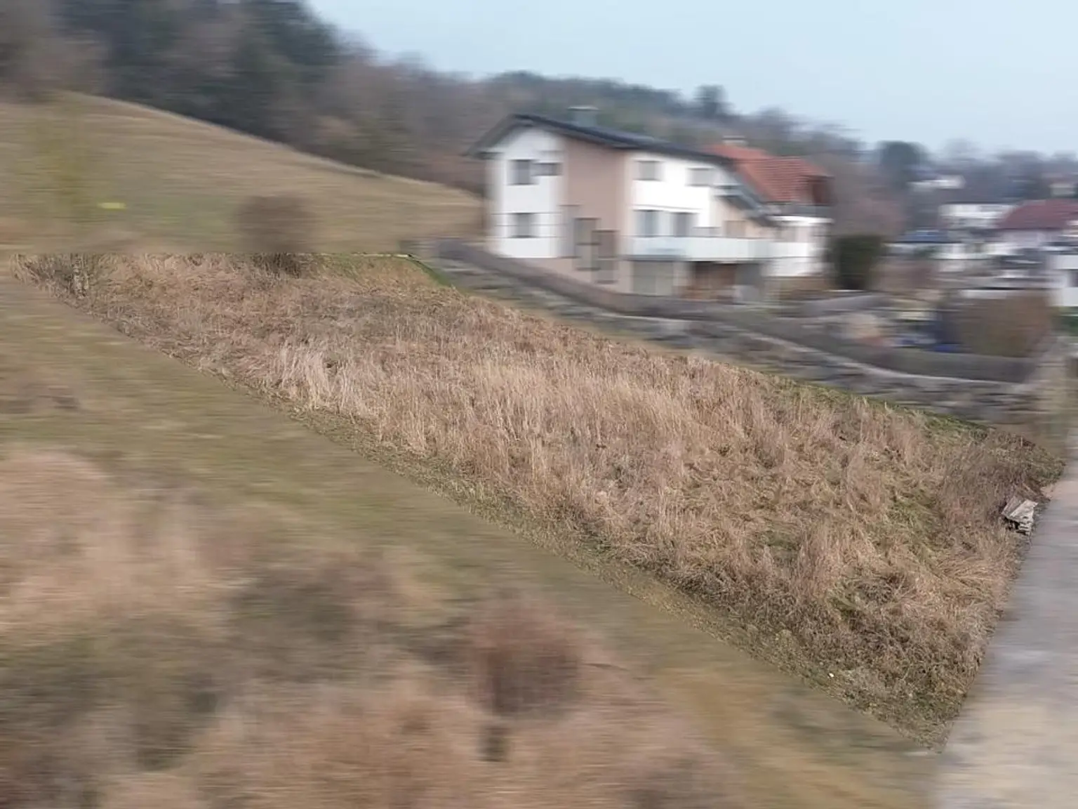 Drohnenaufnahme: Grundstück scharf - Umgebung unscharf