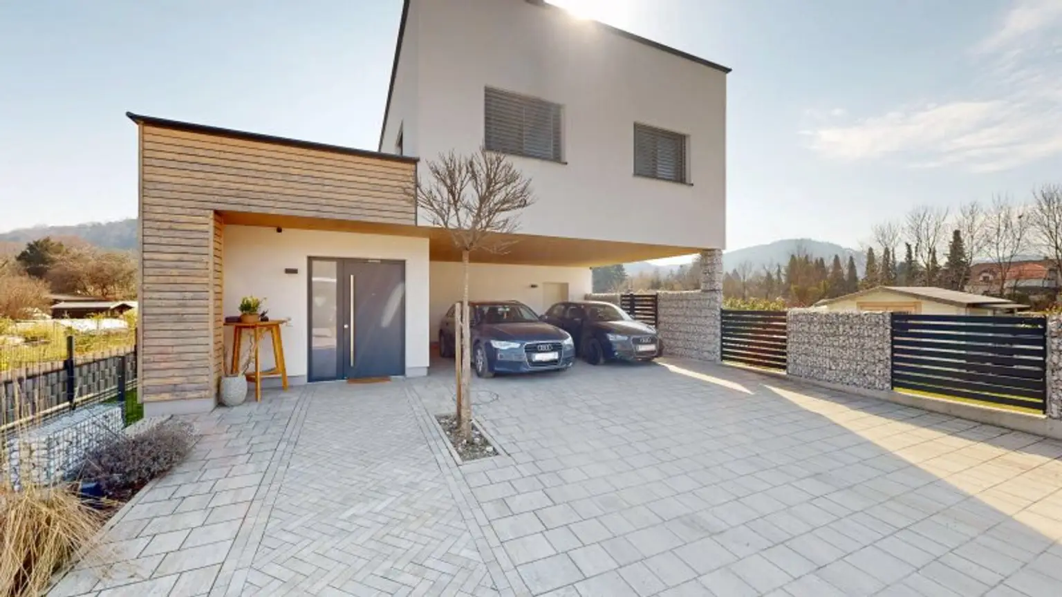 Hausansicht Vorderseite mit Carport