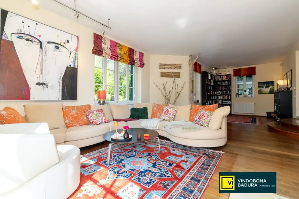 Stadt trifft Land: Exklusive Villa mit Gartenidylle und Schwimmbiotop in Ruhelage.