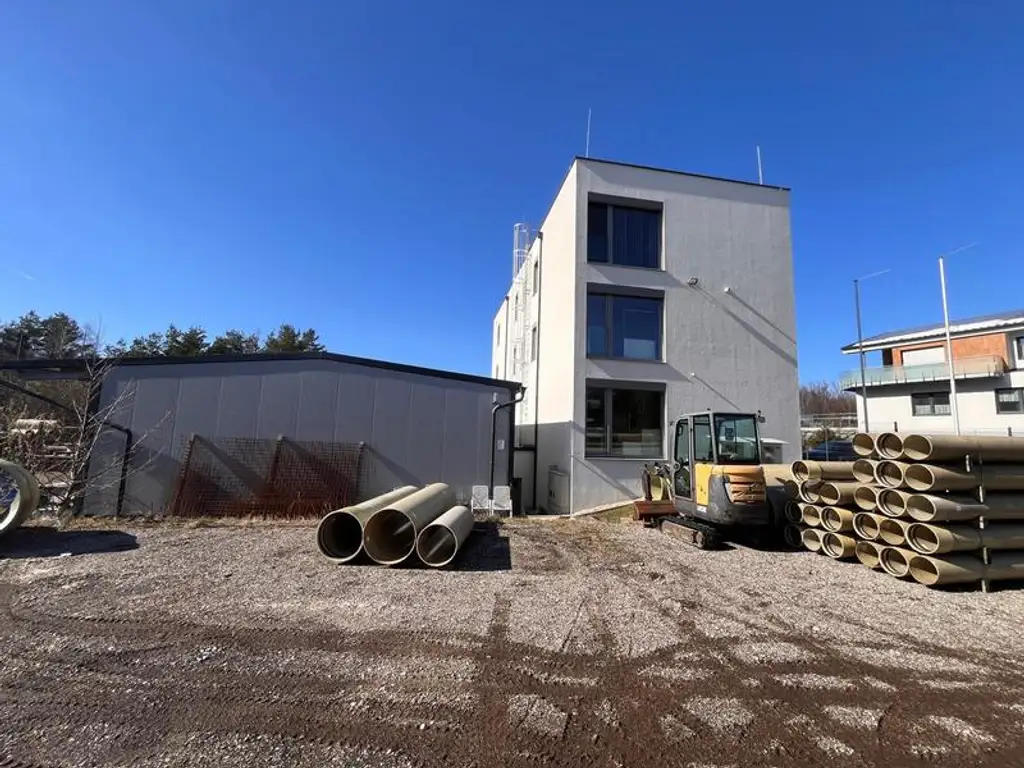 Moderne Büroliegenschaft mit Lagerhalle