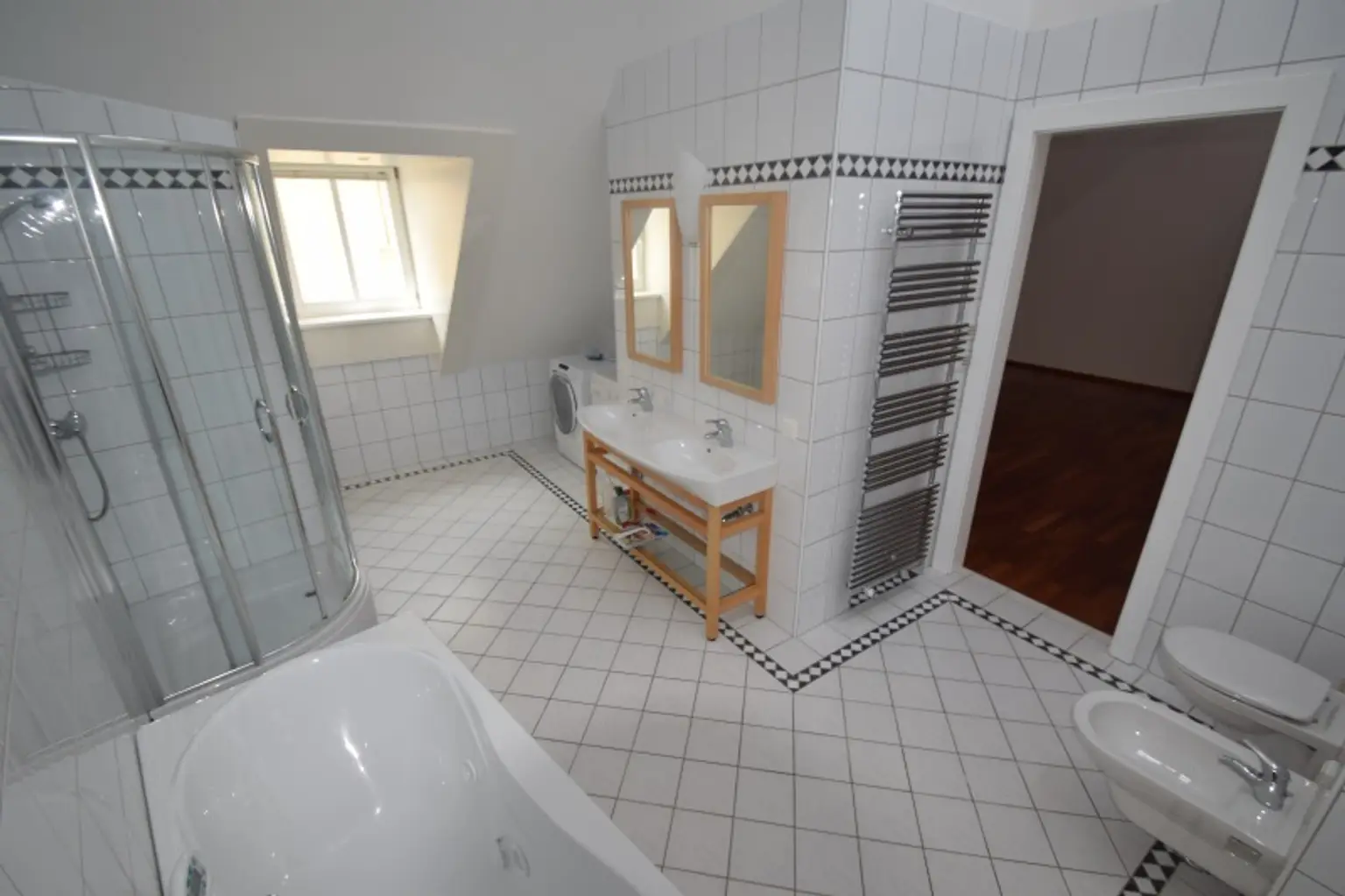 1_großes Badezimmer