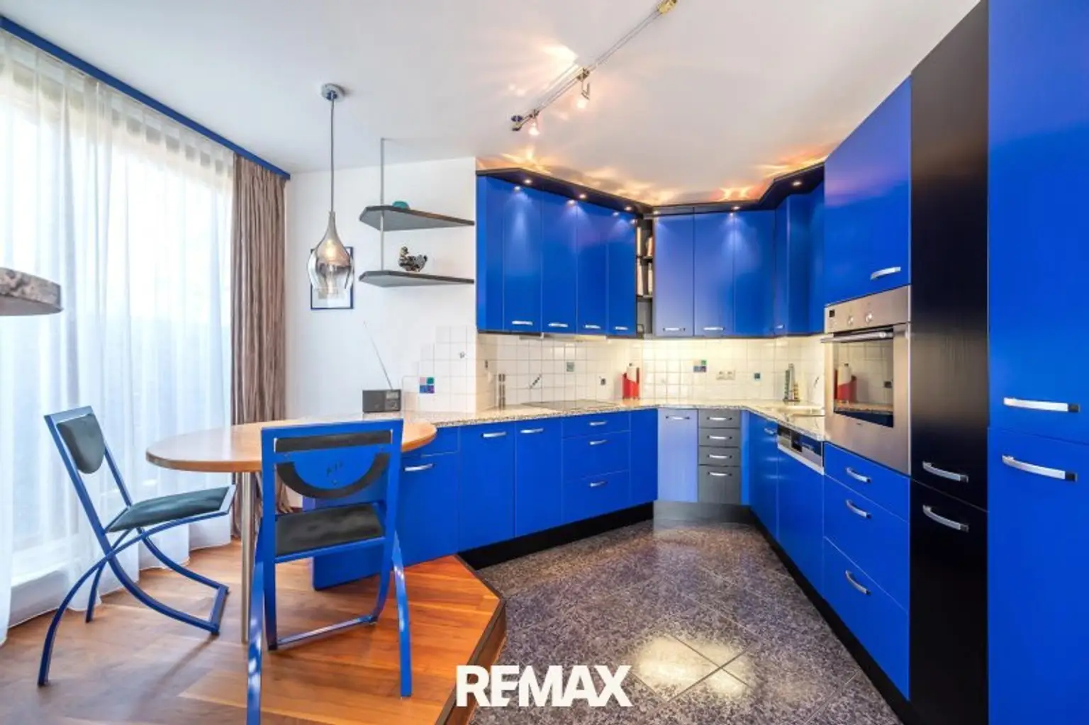 Küche mit Frühstücksplatz