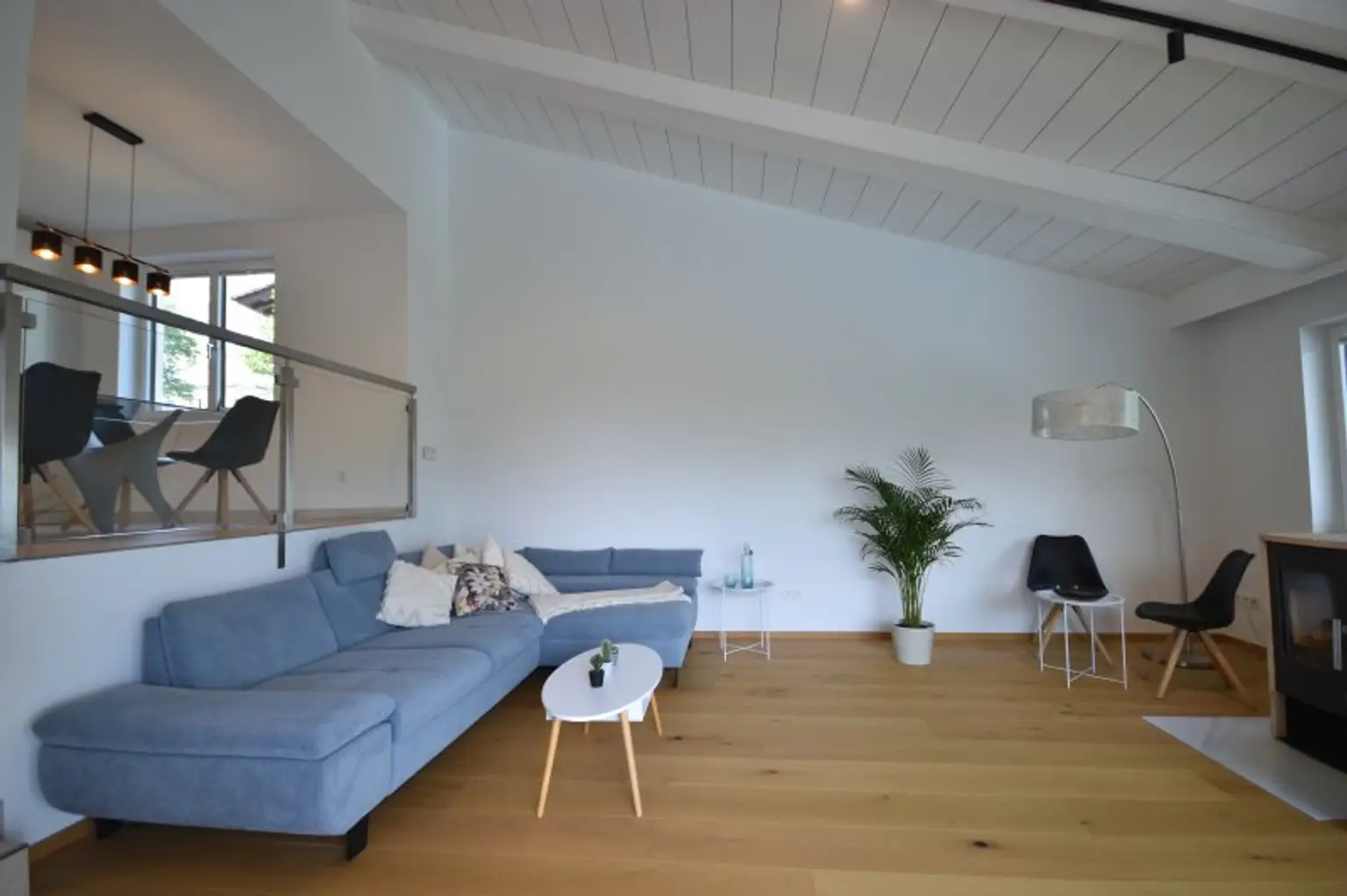 "TRAUMHAFTER BLICK AUF DEN ATTERSEE - Neu renoviertes Ferienhaus mit Einliegerwohnung und großem Garten"